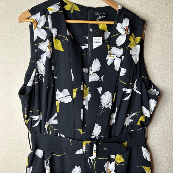 CITY CHIC NWT Jumpsuit Crepe Floral Capri Length Sleeveless Split Neck Sz XXL/24 - Picture 2 of 9